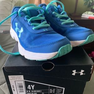 Under Armour girls sneakers size 4